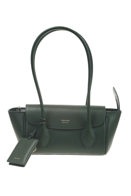 Shop SALVATORE FERRAGAMO  Borsa: Salvatore Ferragamo Tote bag East-West (S).
Realizzata in vitello martellato.
I manici leggermente più lunghi suggeriscono una portata a spalla. 
Apertura con patta. 
Charm porta badge e la placchetta dorata con firma.
Luce tracolla: 23 cm. 36 cm x 17 cm x 13 cm.
Composizione: 100% pelle.
Made in Italia.. 218953 S CLASS-773898